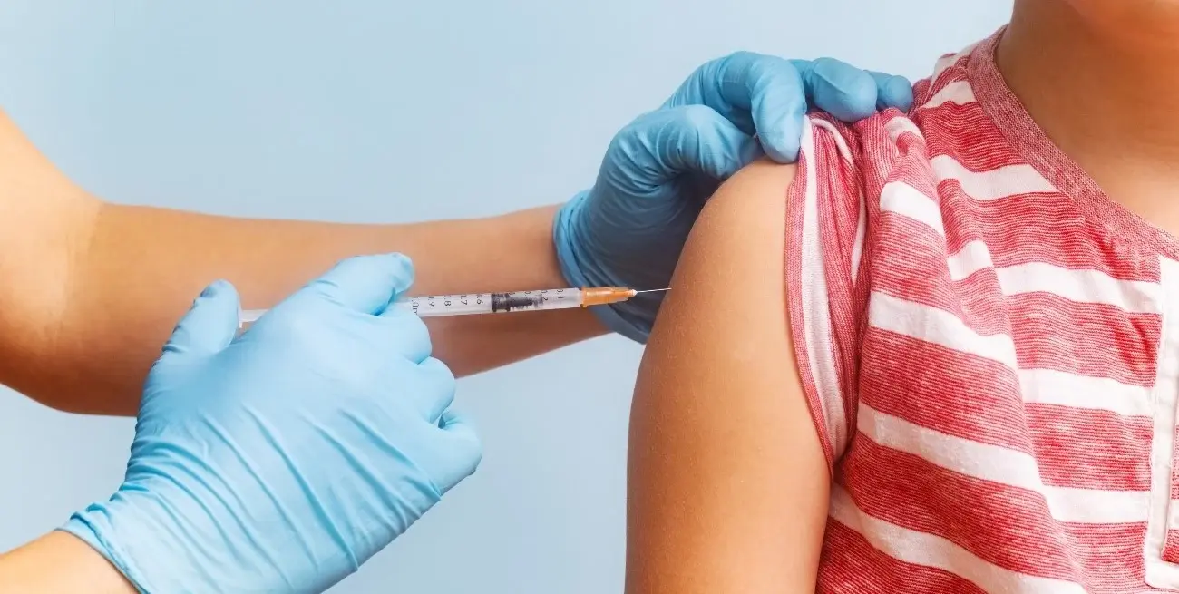 Alertan por baja cobertura en la vacunación contra la meningitis en bebés y adolescentes