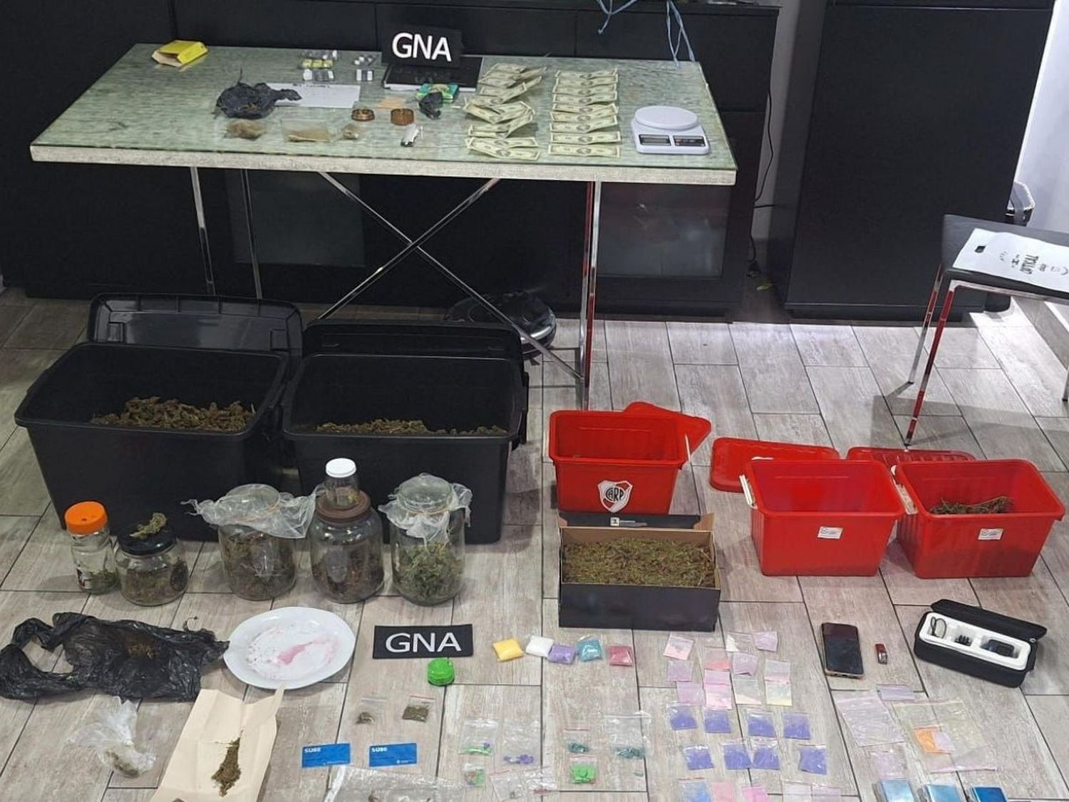 Una pareja detenida por llevar éxtasis, "tusi" y marihuana en el auto