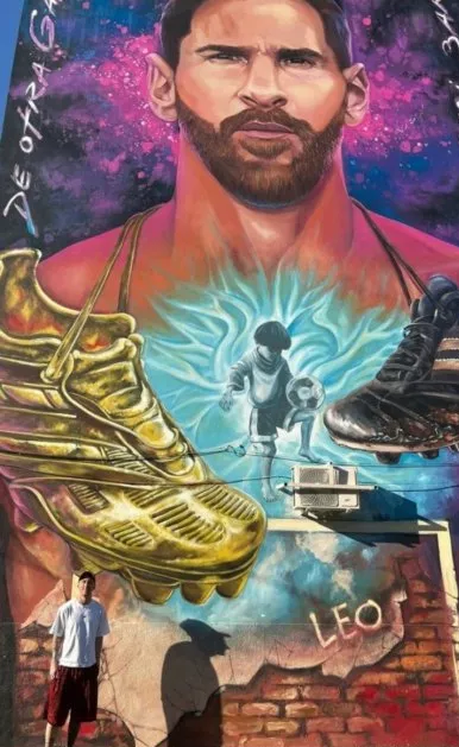 El día que Lionel posó frente al mural de un tal Messi