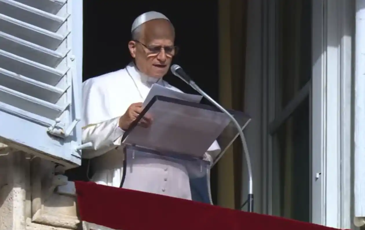 El papa León XIV durante el rezo del Ángelus