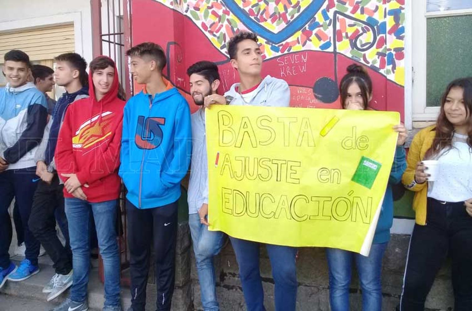 Otro "abrazo solidario" en una escuela frente a la "crisis edilicia"