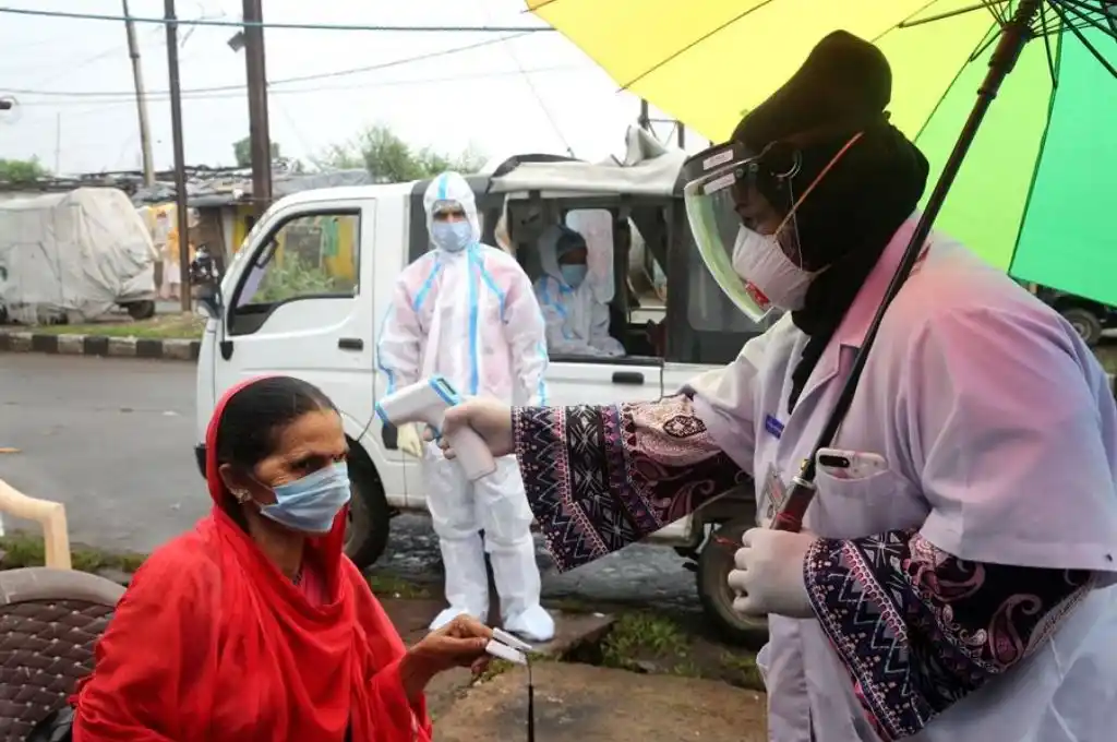 India bate su récord de muertes diarias por coronavirus