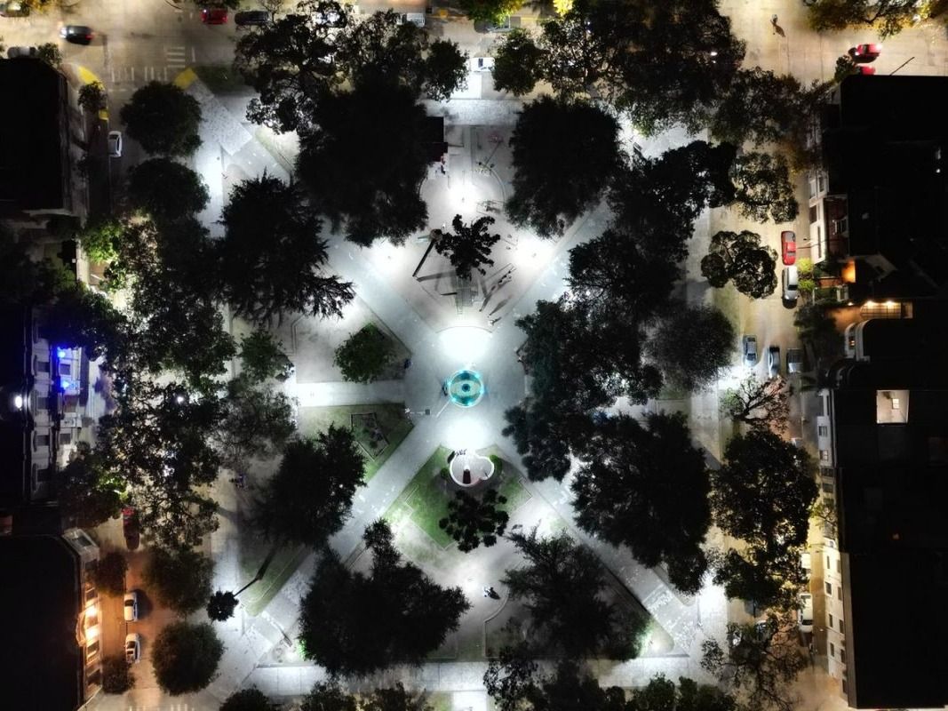 Cambiaron toda la luminaria de la Plaza Urquiza para generar menos consumo de luz