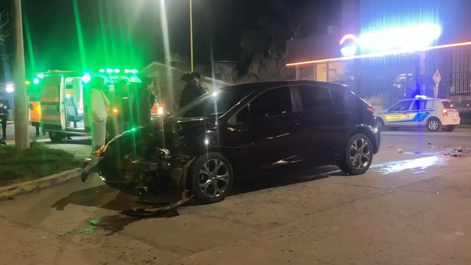 Una adolescente sufrió lesiones graves tras un choque entre moto y auto
