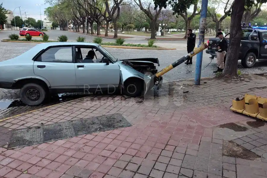 Estaba completamente borracho y chocó contra un semáforo 
