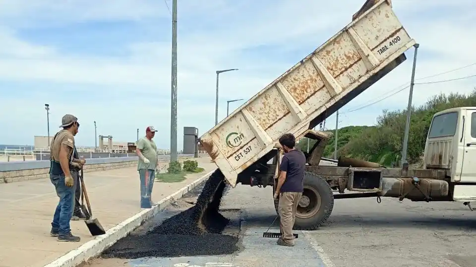 Arreglo del asfalto. En distintos tramos de la avenida 2