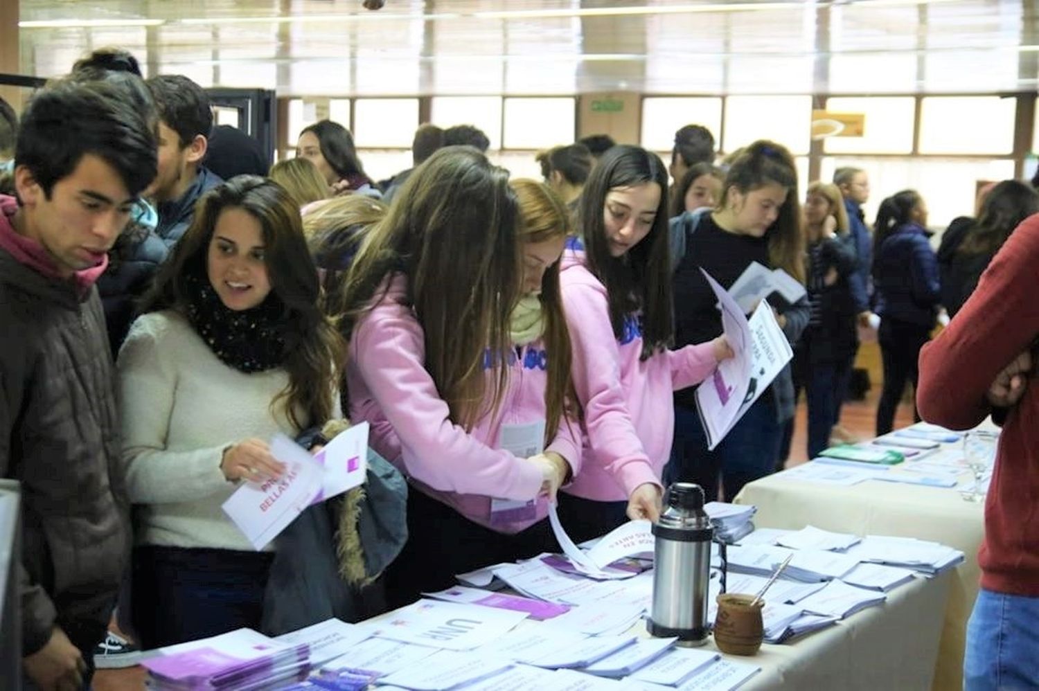 Invitan a jóvenes a ser parte de una nueva entrega de la feria educativa.