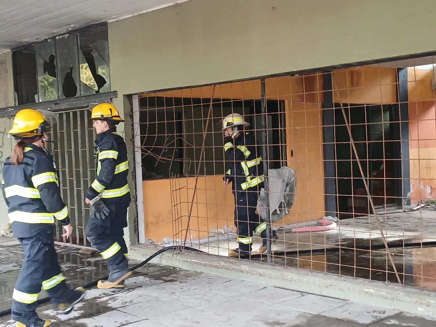 Una dotación de Bomberos intervino ante el siniestro.