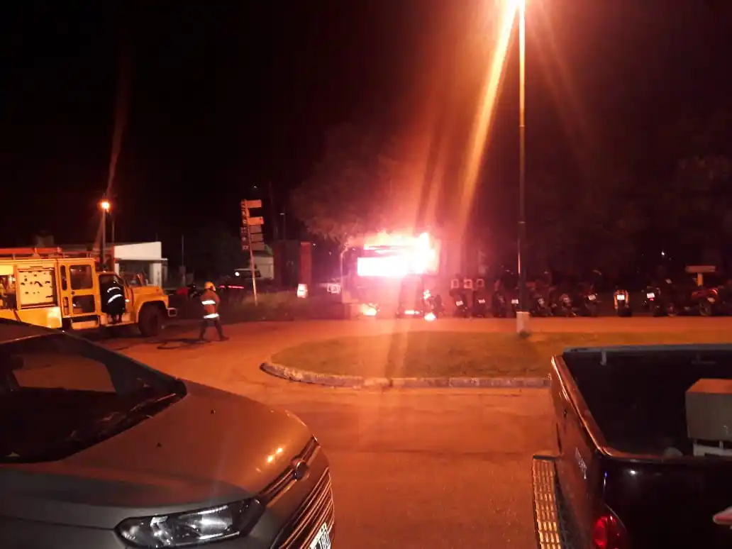 Las llamas consumieron por completo el trailer dedicado a la venta de panchos y hamburguesas