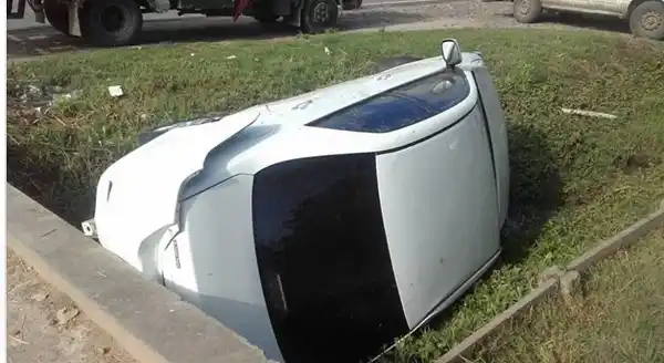 Un matrimonio que ingresaba a la ciudad terminó en una zanja