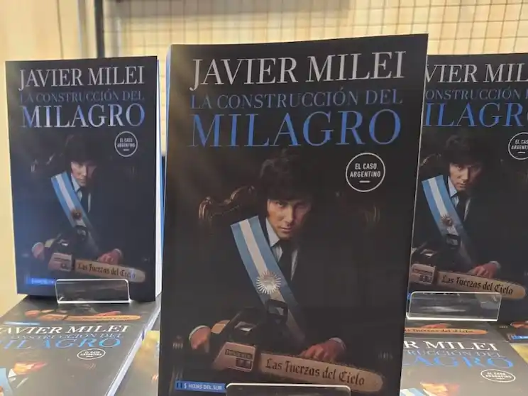 Milei da un "recital" en el Movistar Arena y hay incidentes en las afueras del estadio