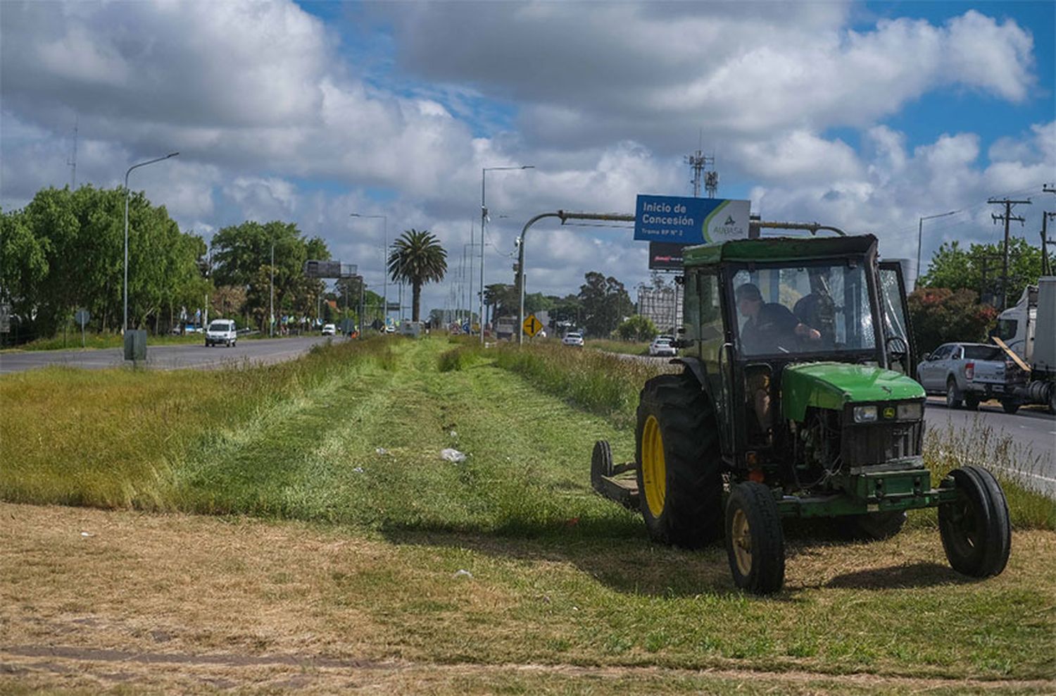 El Municipio realizó el corte de pasto de la Autovía 2