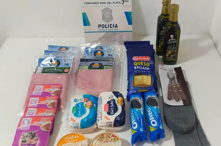Una mujer quiso llevarse alimentos entre su ropa , pero la atraparon