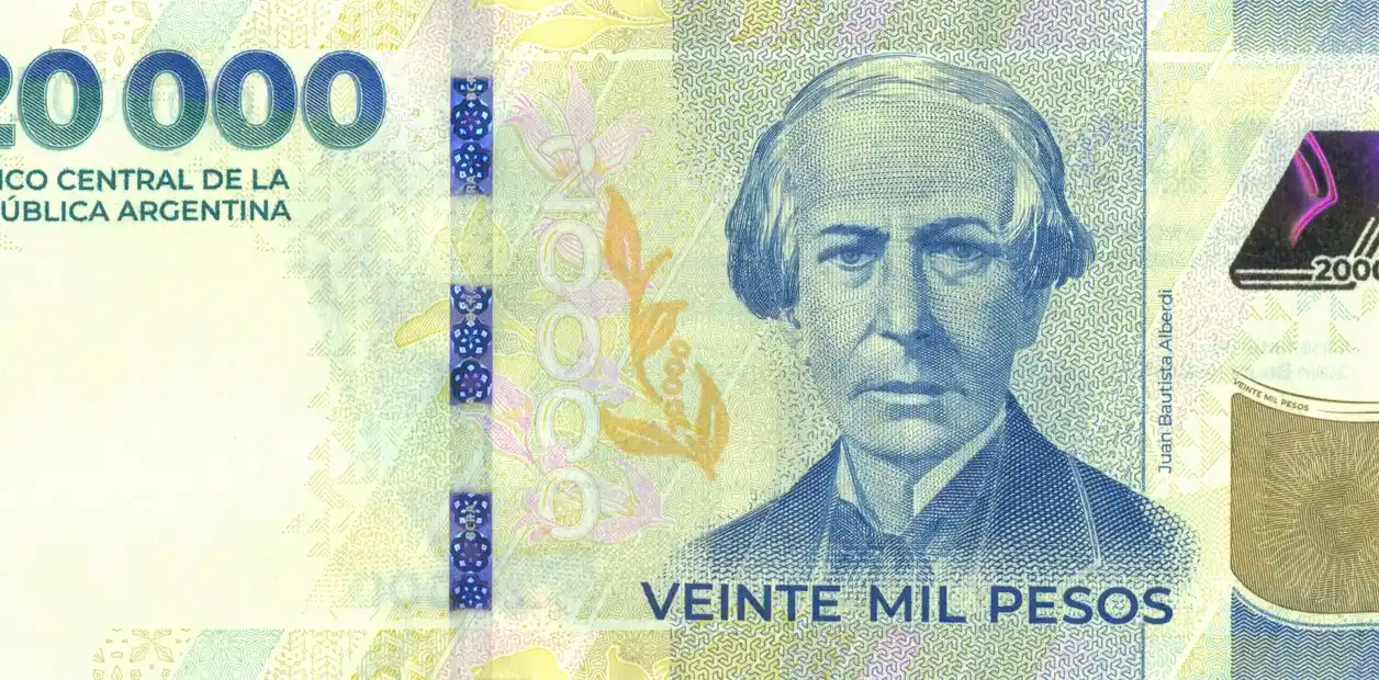 Tiene la imagen de Juan Bautista Alberdi, inspirador de la Constitución Nacional de 1853.