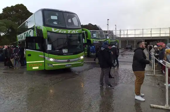 Controlaron la partida de los micros de egresados