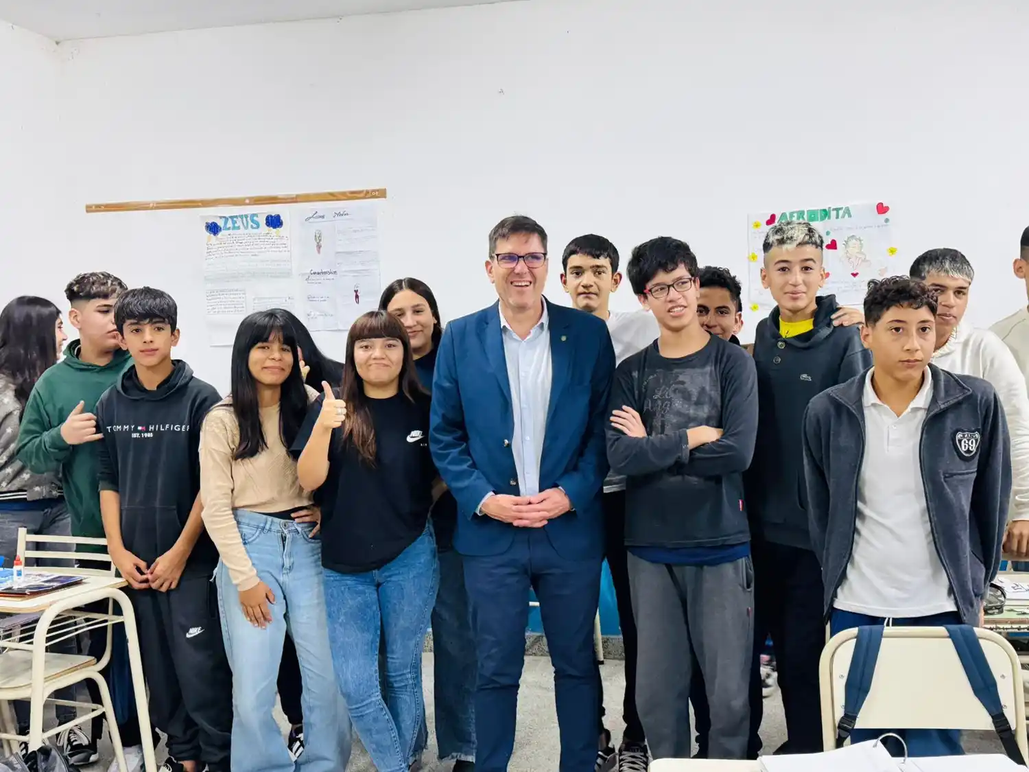 El Ministro de Educación en una visita a una escuela.