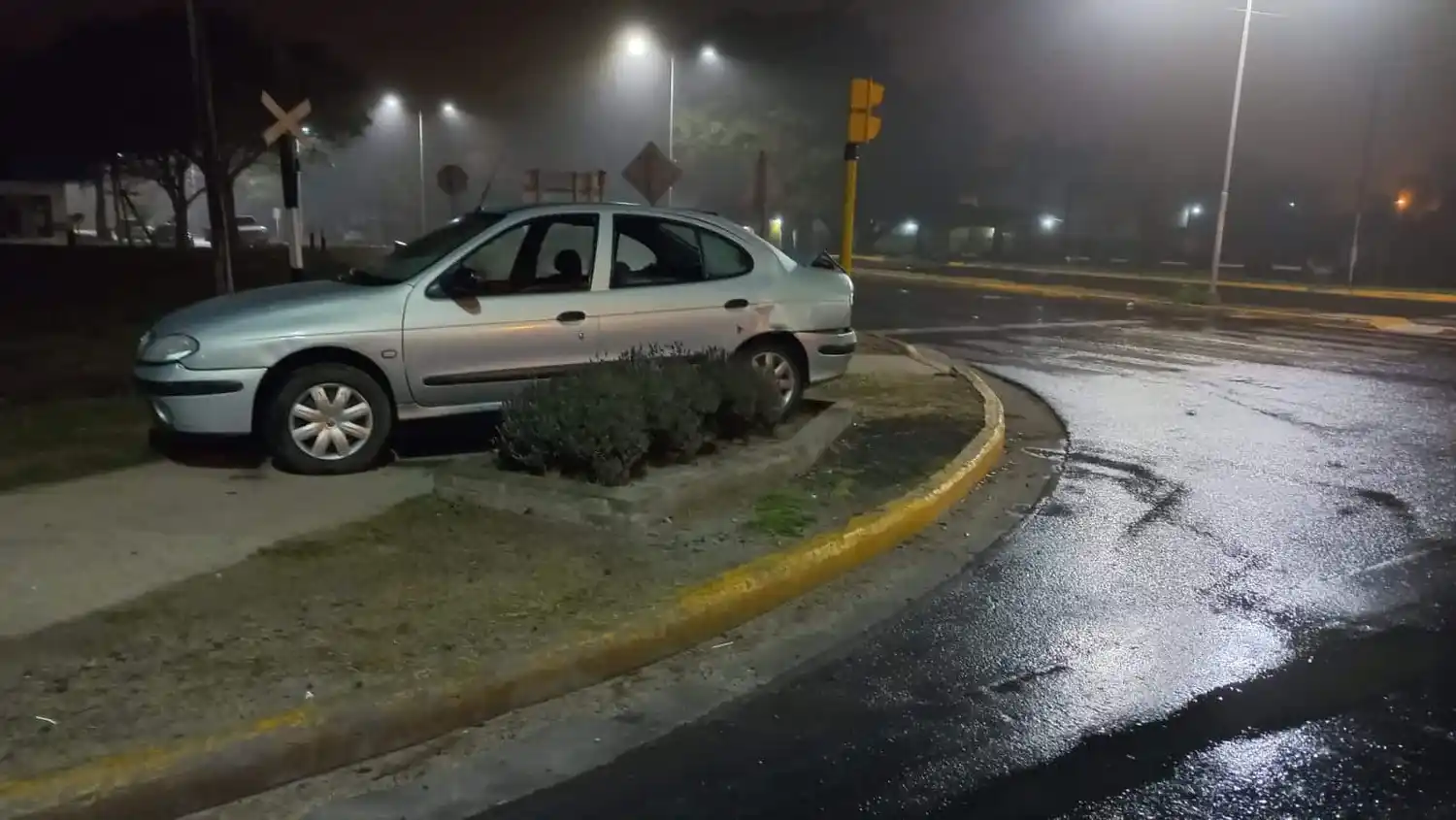 En Oro Verde una camioneta chocó desde atrás a un auto detenido en el semáforo