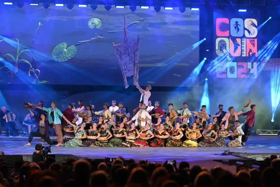 El elenco artístico oficial de la Provincia presentó su puesta de música, danza y canto maravillando a la multitud que colmó la plaza Próspero Molina.