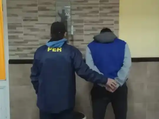 Detienen a un violento que circulaba en su auto y baleó a un hombre