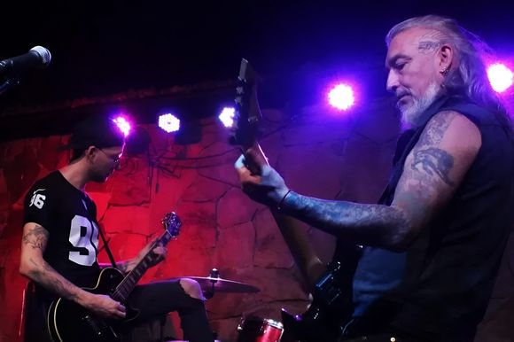 Noche de rock y metal con El Patrón, banda del histórico Pipa Rodríguez, explomo de V8 y líder de Certera