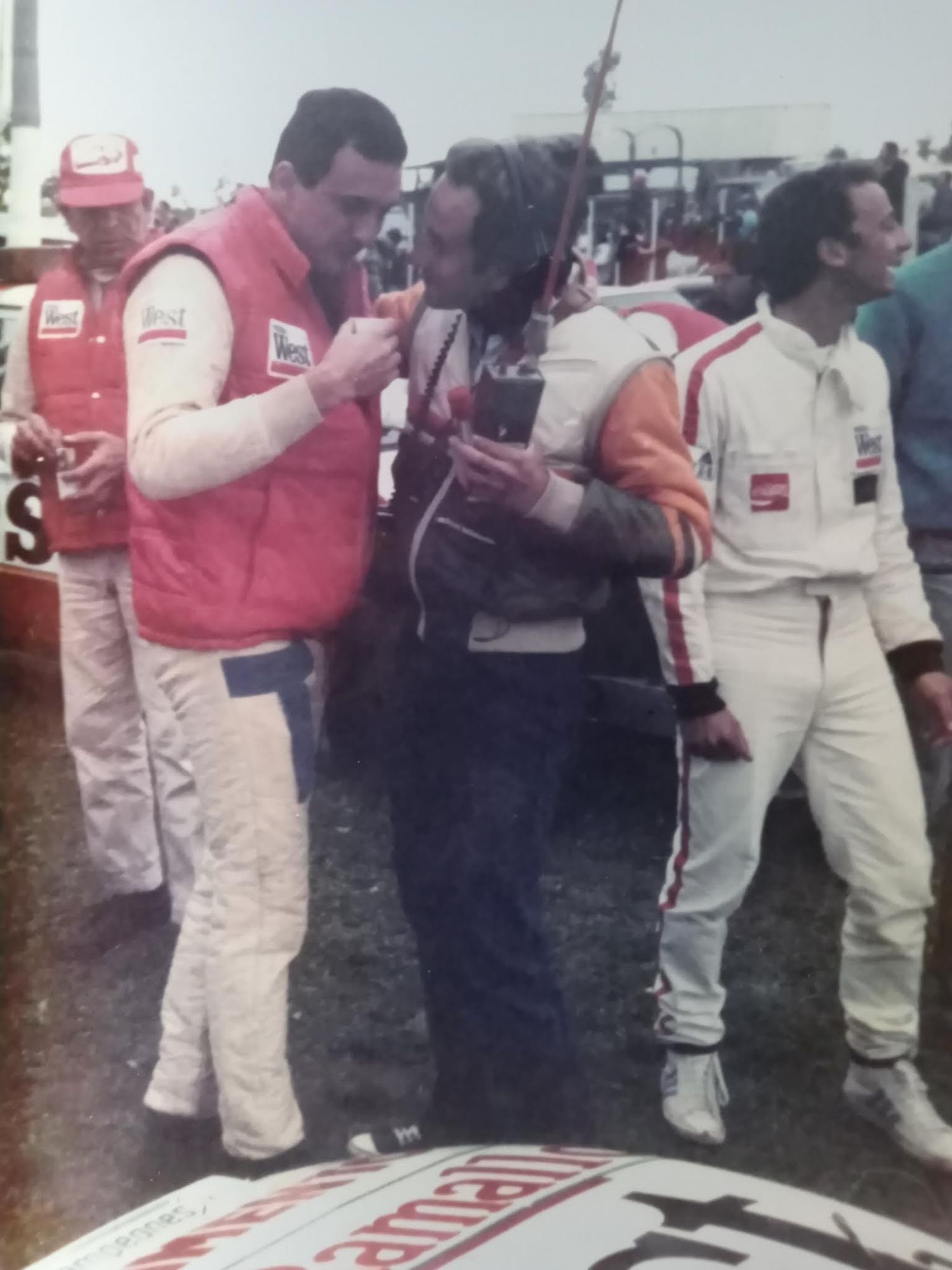 Traverso, entrevistado por Luis Orlando Sánchez en los albores de los '80. Junto a ellos, el acompañante tandilense Jorge “Cebita” Infantino.