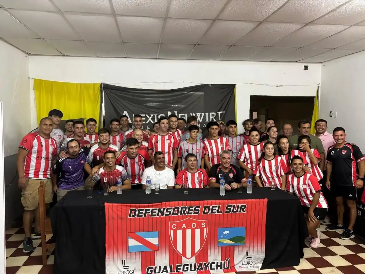 El plantel completo de Primera División durante la presentación oficial en la sede del club.