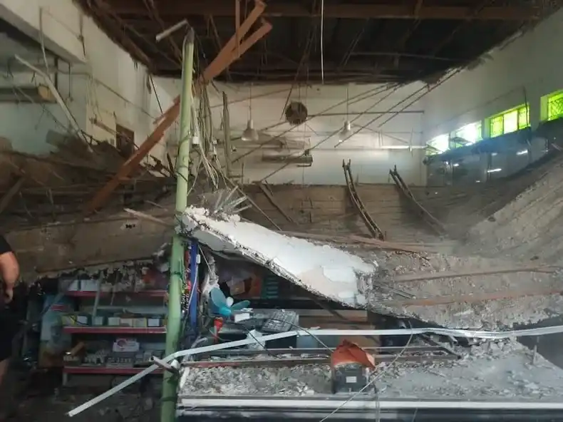 Impactantes imágenes: se vino abajo el cielorraso completo de un supermercado