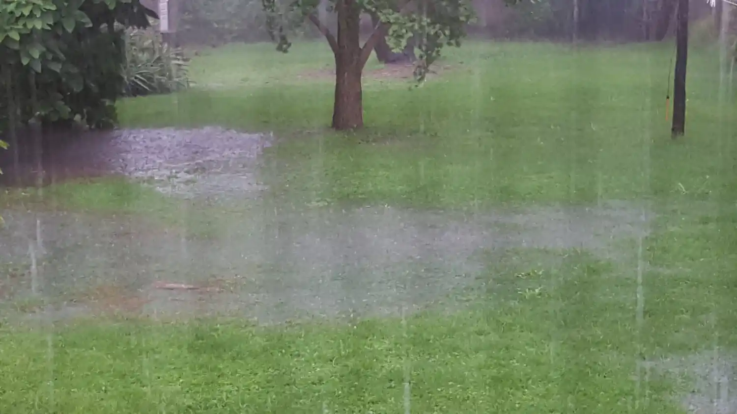 Pronostican «intensas ráfagas de viento, caída de granizo, lluvias fuertes e importante actividad eléctrica»