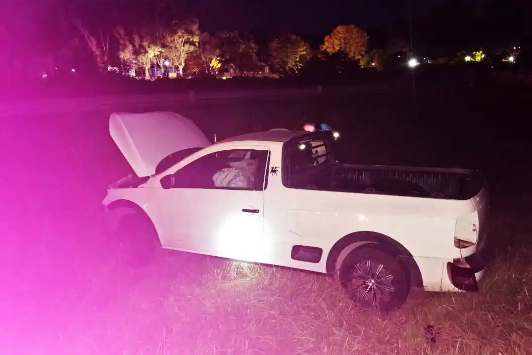 La camioneta, con los airbags activados, quedó en el cantero central de la autopista. Foto: Gentileza El Norte.