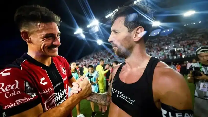 Matías Cóccaro se llevó de regalo la camiseta de Messi luego del cruce que tuvieron en la cancha.