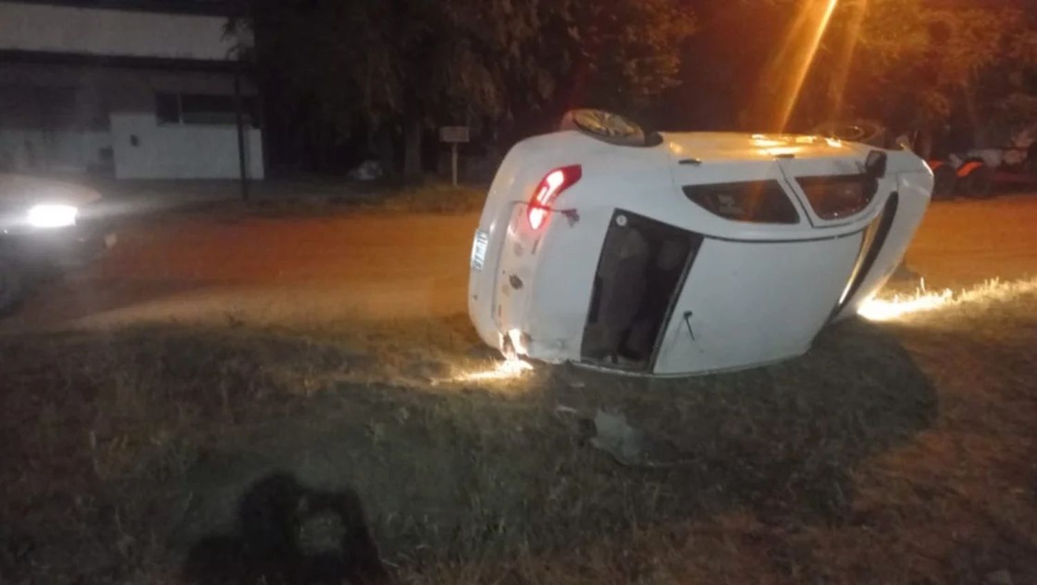 Una menor de 14 años robó un auto en Monte Hermoso y terminó volcando