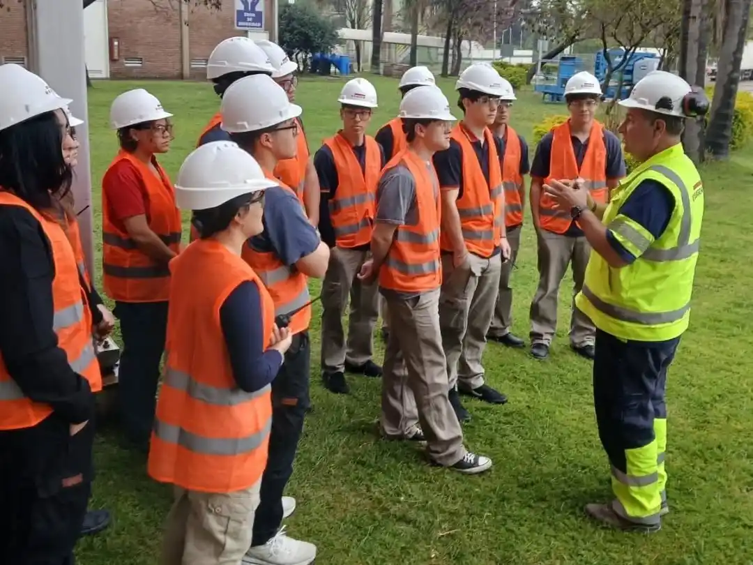 Estudiantes de la Escuela Técnica 1 realizaron una visita a la planta de EGGER Concordia