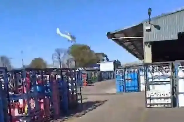 De milagro no hubo más víctimas: la avioneta se estrelló cerca de tanques de oxígeno y nitrógeno.