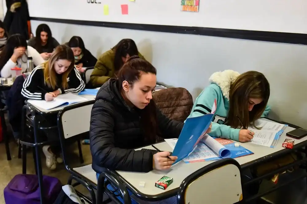 El 75% de los estudiantes argentinos termina la secundaria: ¿qué lugar ocupa el país en la región?
