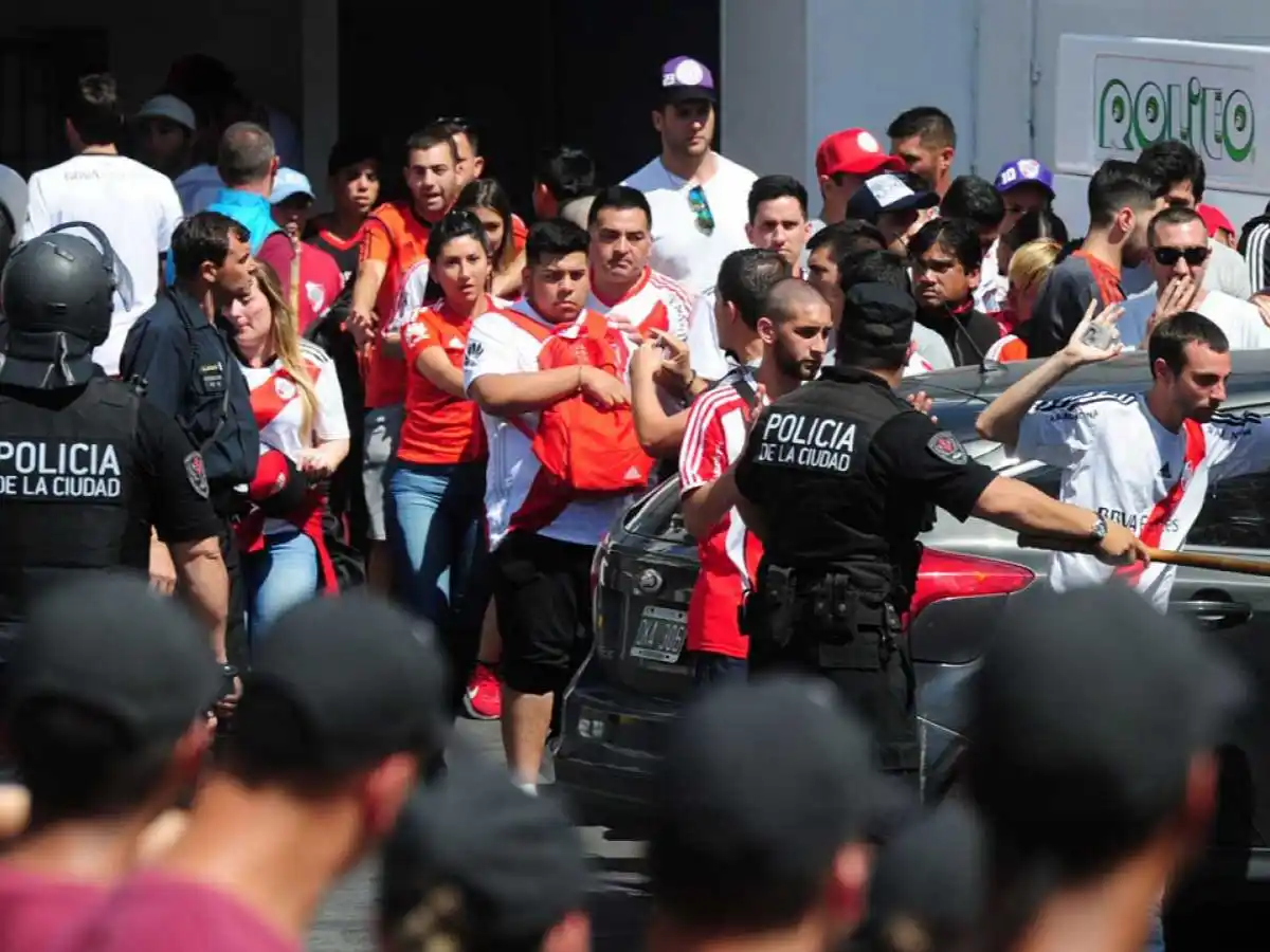 Detuvieron a uno de los agresores del micro de Boca 