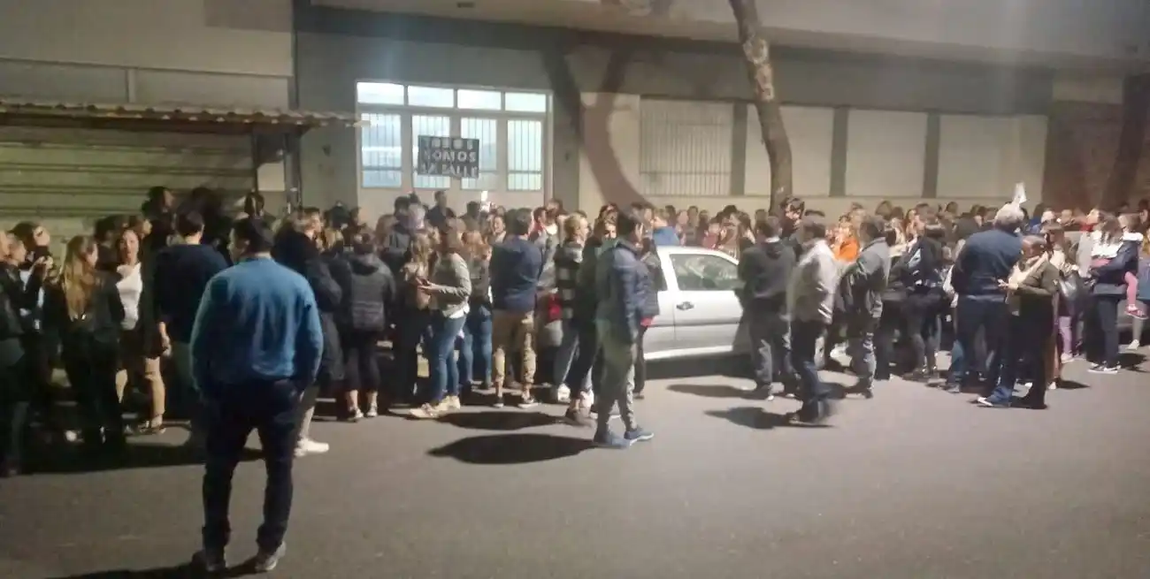 Masiva protesta de padres frente al establecimiento educativo.