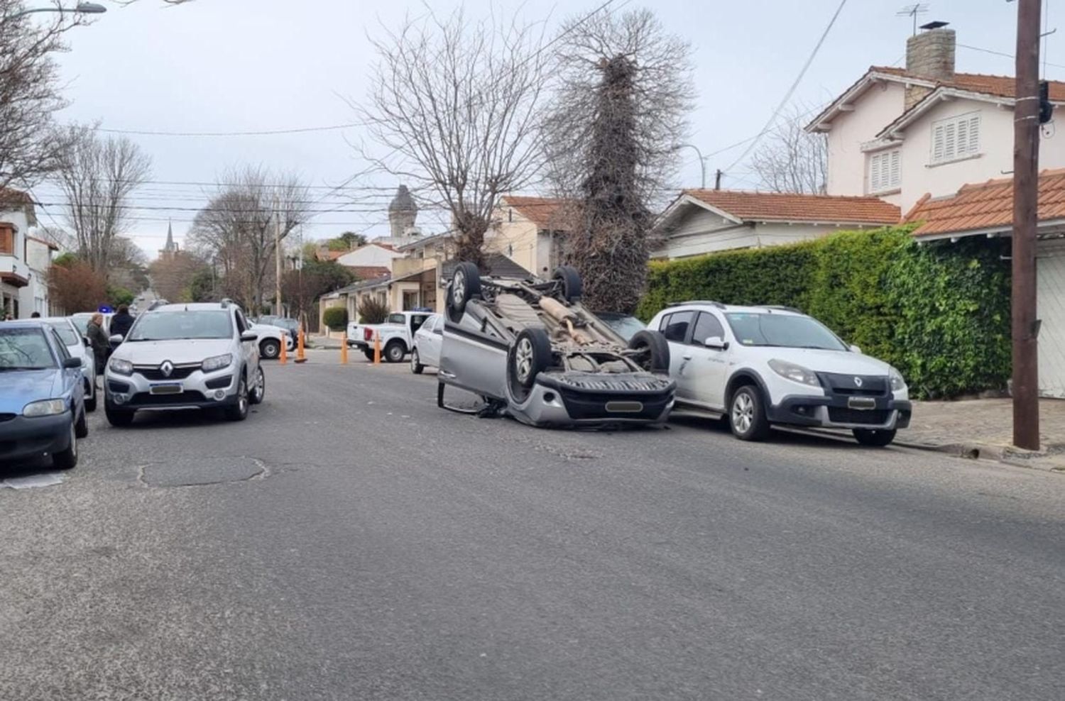 Camioneta impactó con un auto en doble fila, volcó y provocó otros dos choques