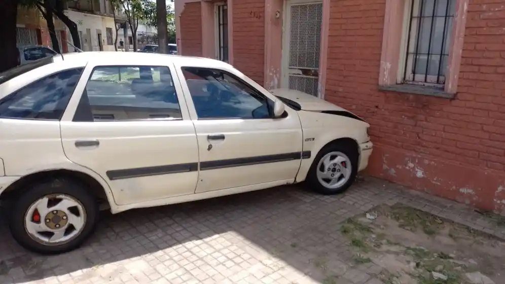 Perdió el control del auto y se incrustó en una casa: el conductor estaba alcoholizado