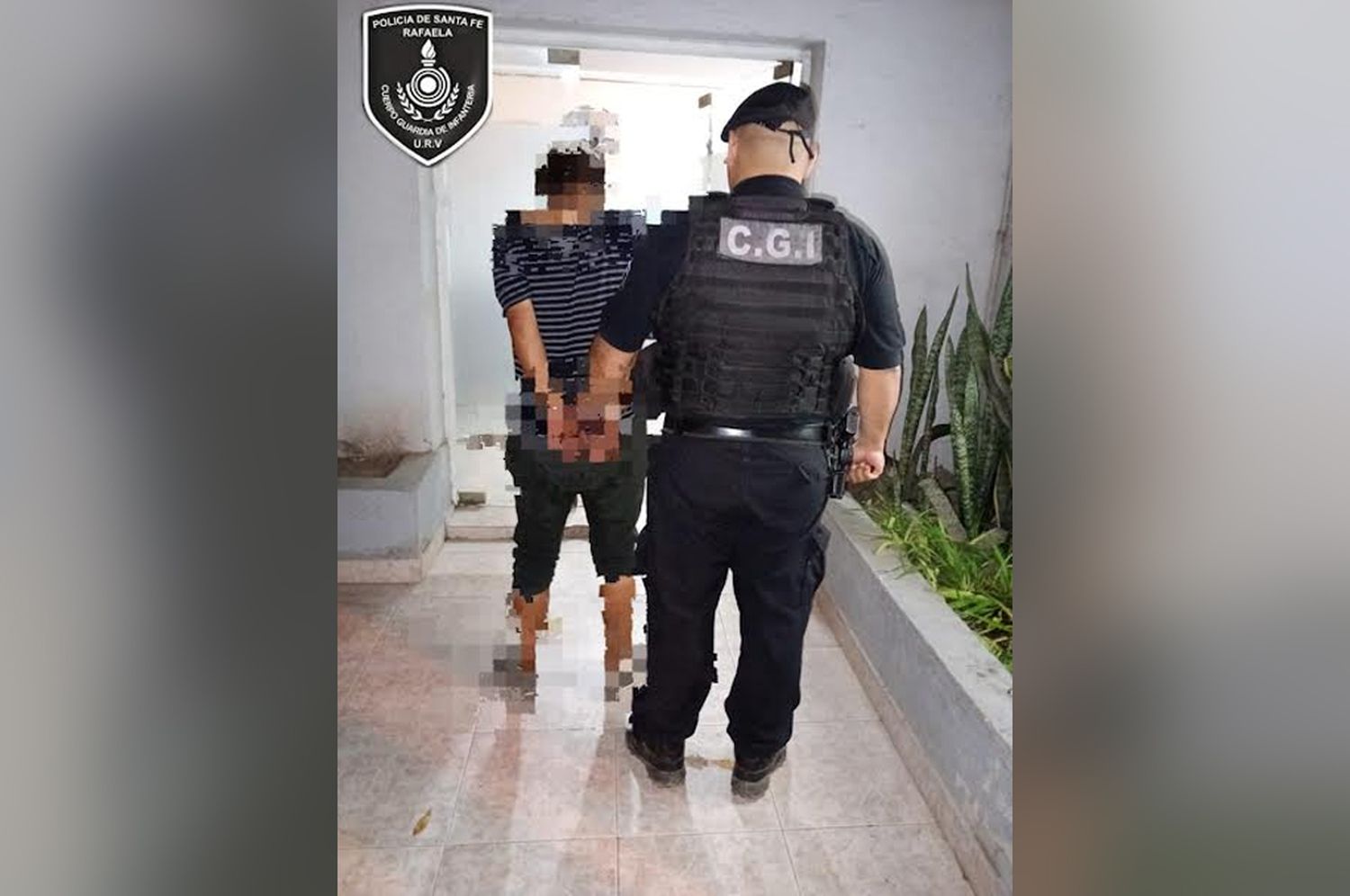 Empujó a una mujer, le robó un celular, se escondió en una casa y terminó detenido