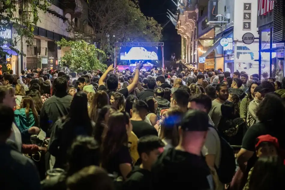 Llega una nueva Noche de las Peatonales, con radio La 100 en vivo: las actividades en el microcentro este sábado