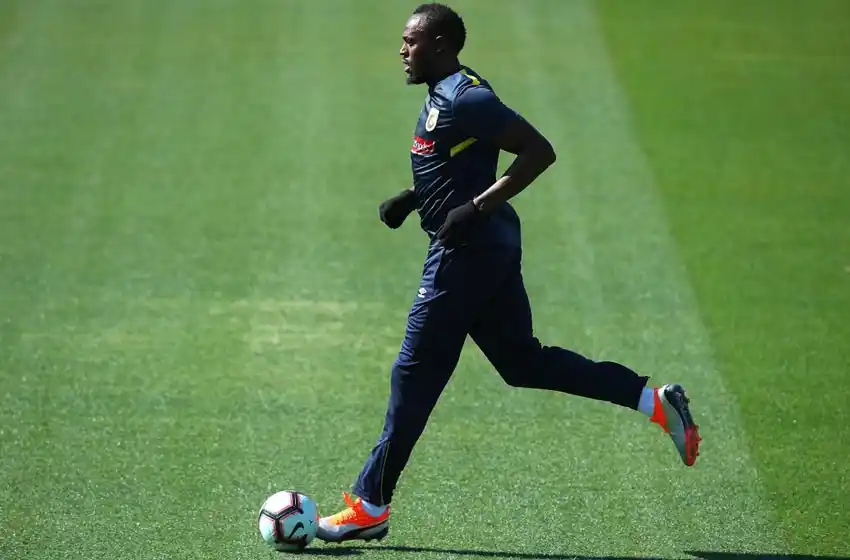 Bolt arrancó a tocar la pelota