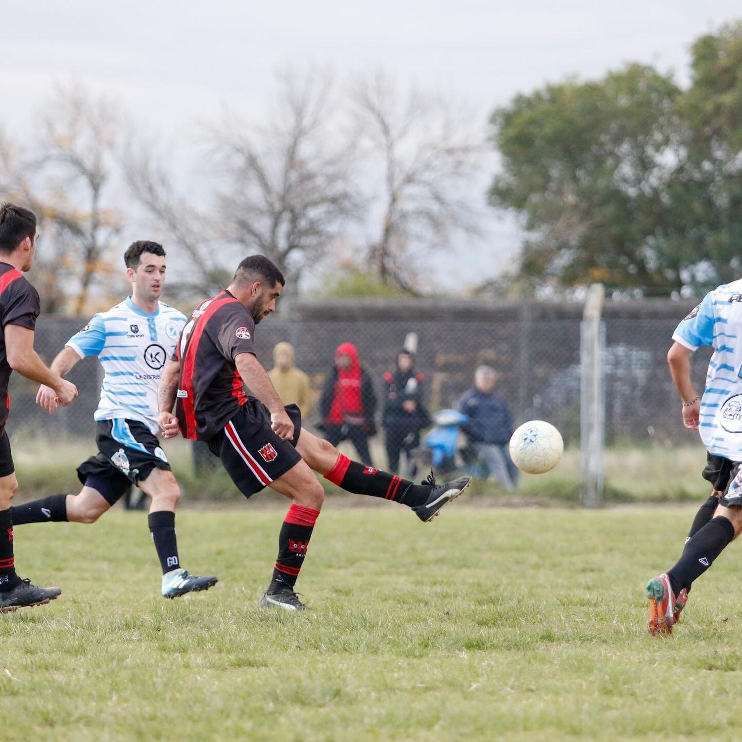 Central y Defensores se vuelven a ver las caras. En la primera rueda, el Rojinegro se impuso de visitante 2-0 (crédito: Pato Negro).