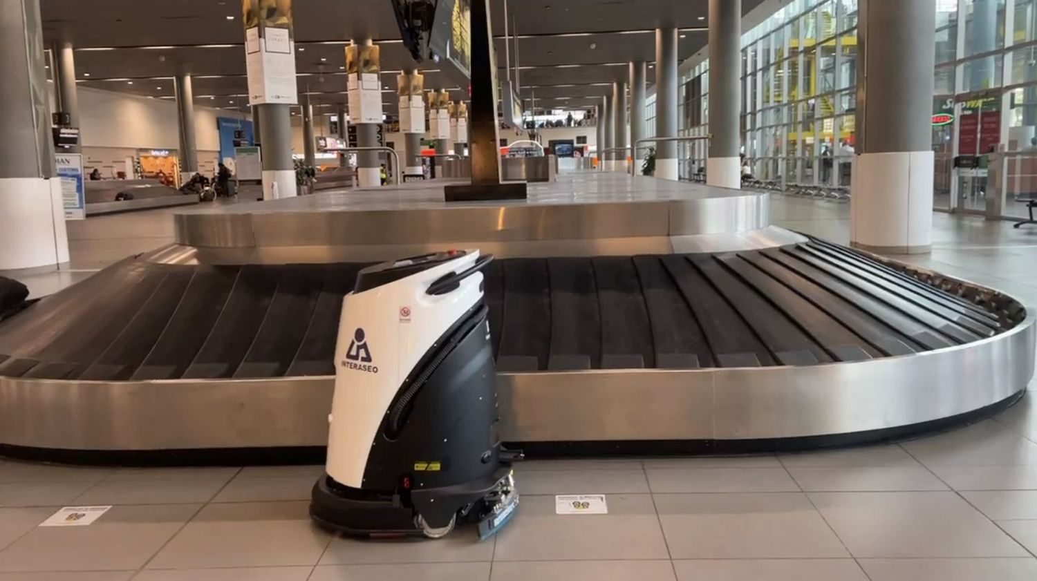 El Dorado es el primer aeropuerto de Latinoamérica con un robot de limpieza