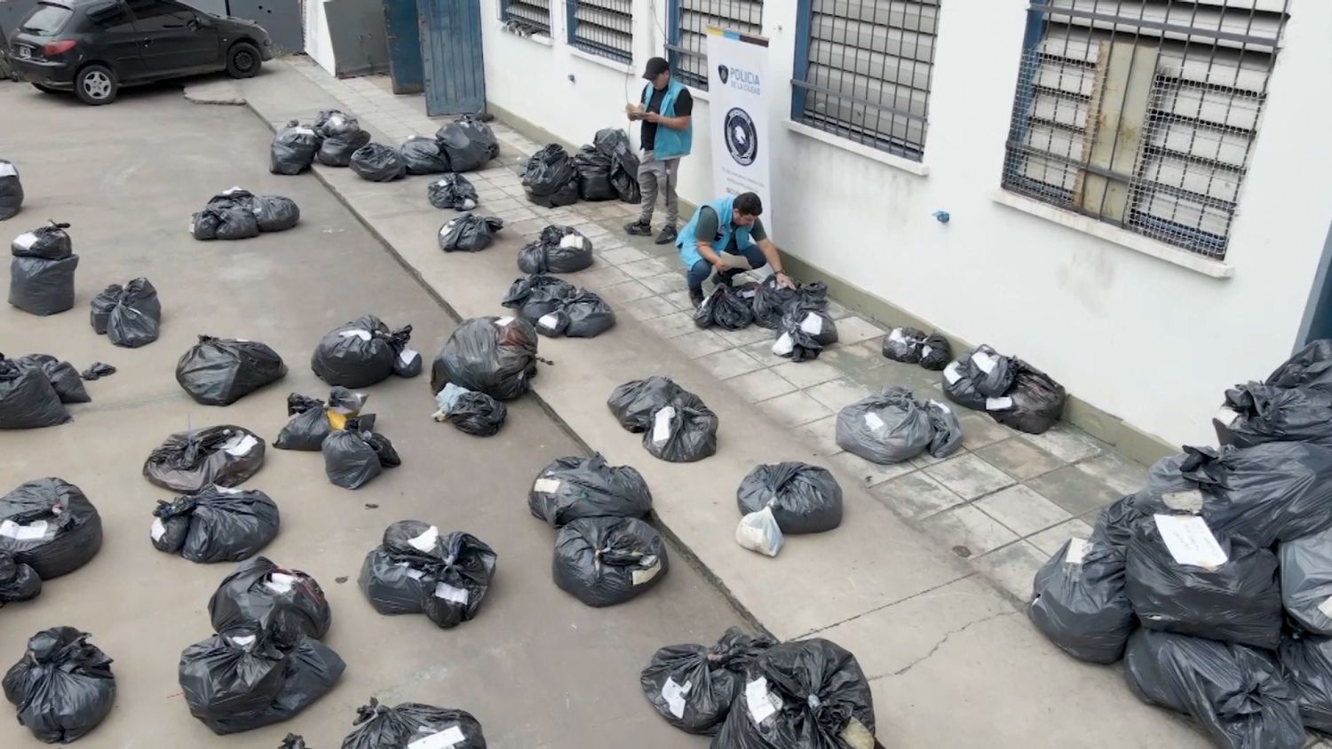 Bolsas de productos decomisados con destino a Bahía Blanca.