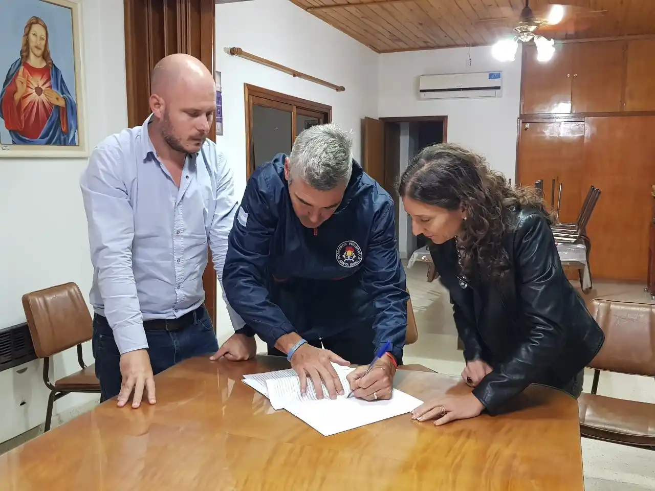 La senadora Di Gregorio y el delegado regional Roberto Vergé en la firma de convenio con Bomberos de Santa Isabel.