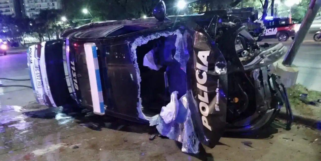 El patrullero volcado en Alem y San Luis, tras la persecución a toda velocidad.