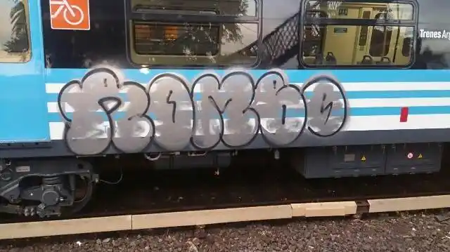 Randazzo repudió nuevos graffitis en tren Mitre