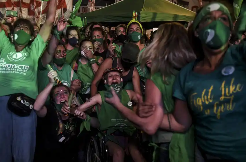Realizan "pañuelazo verde" frente a embajada de EE.UU. para repudiar fallo contra el aborto