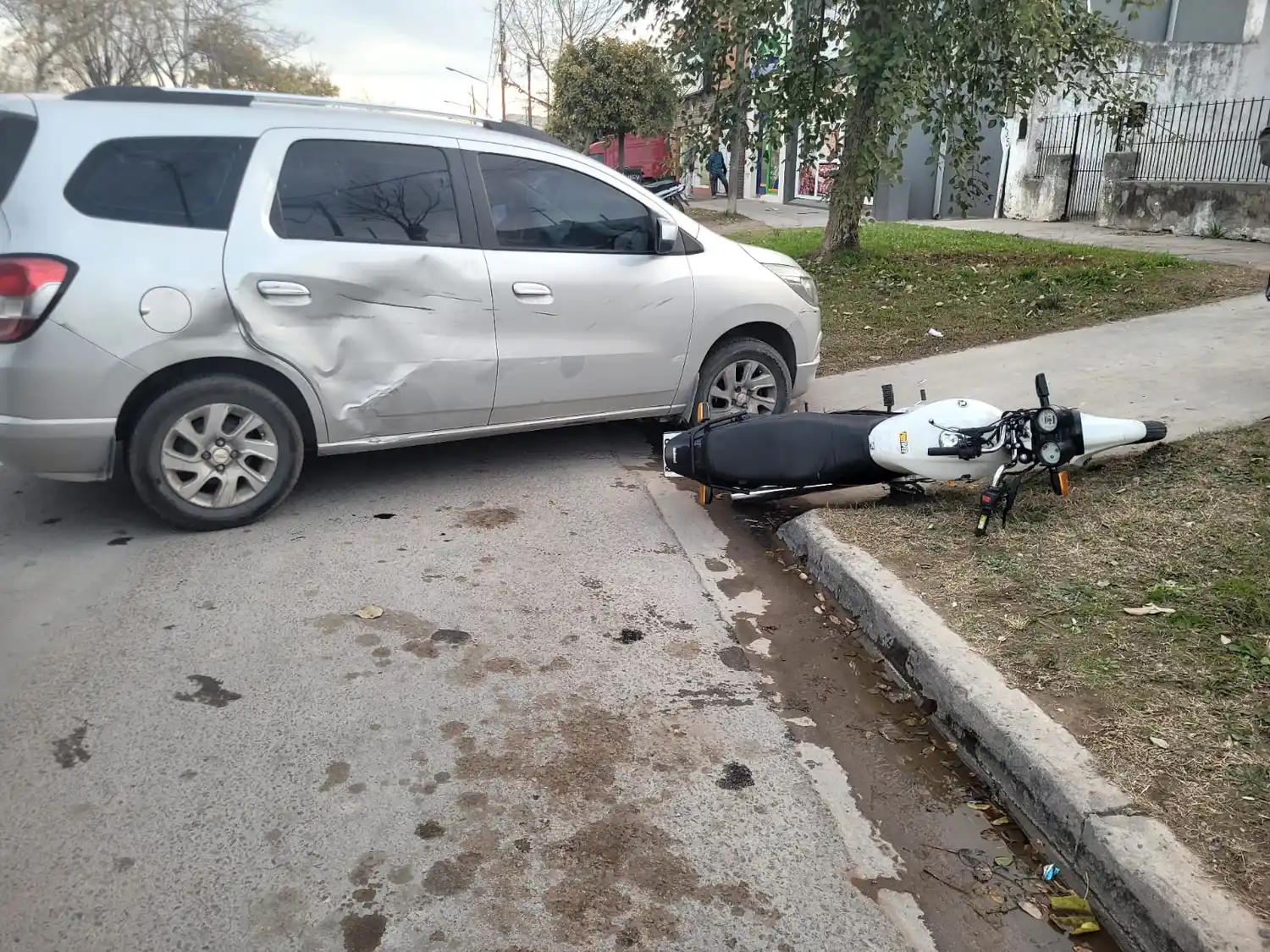 Choque en Av. Ameghino, un motociclista trasladado al Hospital