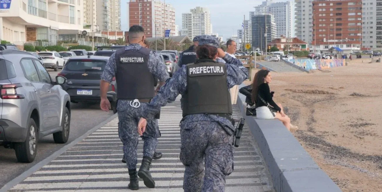 En el lugar, el personal de esta Prefectura se arroja al mar logrando rescatar de las aguas a un masculino y una femenina.